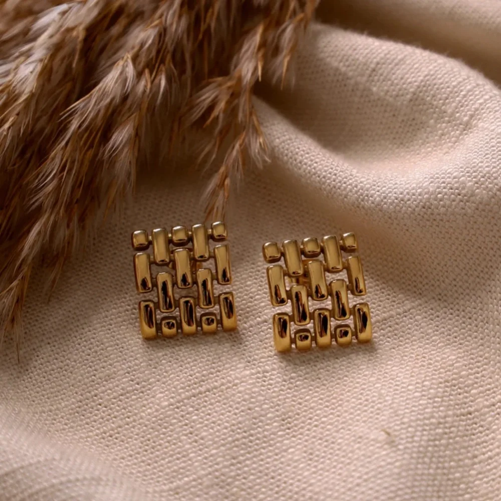 Waterproof interlocking chain stud earrings - Picture 2 of 3